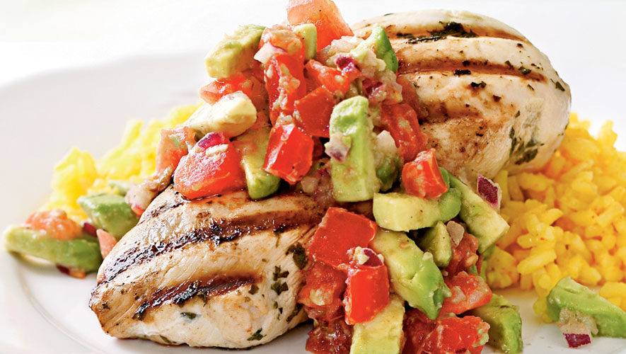 Pescado con Ensalada de Pimiento Morrón y Aguacate Pescado con Ensalada de Pimiento Morrón y Aguacate