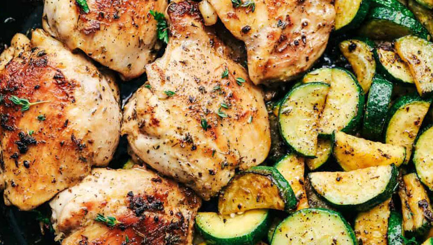 Muslos de Pollo Rostizados con Calabaza Zucchini y Couscous Muslos de Pollo Rostizados con Calabaza Zucchini y Couscous